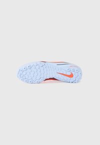Zool van een Nike sportshoe, met een lichtblauwe rubberen buitenzool met een multi-directioneel tractiepatroon en een oranje Nike swoosh accent.