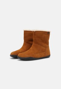 Brune semskede ankelstøvler med en bl�ød, hvid pelsfor og sort gummisål, der har et minimalistisk design og en buet form.
