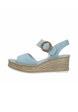 Sandales compensées bleu clair avec une tige en toile, bout ouvert et un accent de boucle en bois rond. Semelle extérieure en jute texturé avec un design empilé.