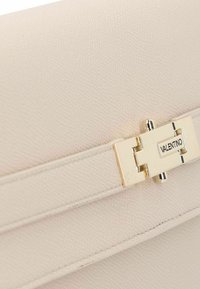 Pochette in pelle beige chiaro testurizzata, con chiusura in metallo dorato su cui è impresso il nome del marchio "Valentino".