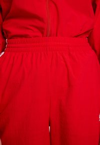 adidas Originals Träningsbyxor - red