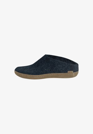 Scarpe slip-on in feltro di lana blu scuro con una tomaia morbida e texturizzata e una suola in sughero marrone chiaro, caratterizzate da delicate cuciture.