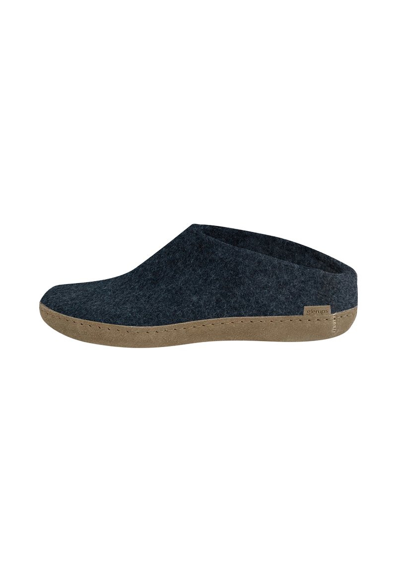 Scarpe slip-on in feltro di lana blu scuro con una tomaia morbida e texturizzata e una suola in sughero marrone chiaro, caratterizzate da delicate cuciture.