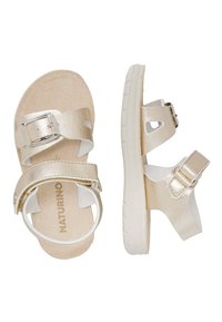 Zlaté metalické sandály se dvěma nastavitelnými pásky, s přezkami a bílou spodní částí. Texturovaná stélka a gumová podrážka pro lepší grip.
