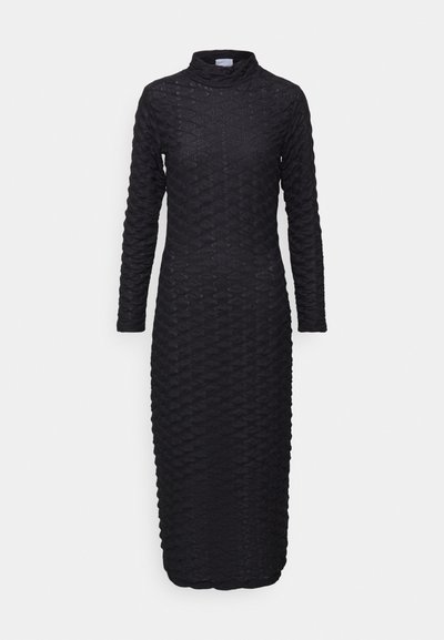 Μαύρο μακρυμάνικο φόρεμα με υψηλό γιακά, φτιαγμένο από υφή υφάσματος με διάτρητο σχέδιο, εφαρμοστή σιλουέτα, σχέδιο μέχρι το γόνατο.