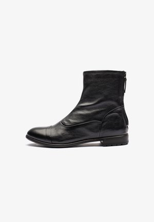 Schwarze Leder-Ankle-Boots mit glatter Textur, runder Spitze, dezenten Nahtdetails und einem Reißverschluss hinten. Flache Sohle.