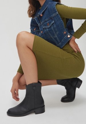 RYŁKO, Bottines - black