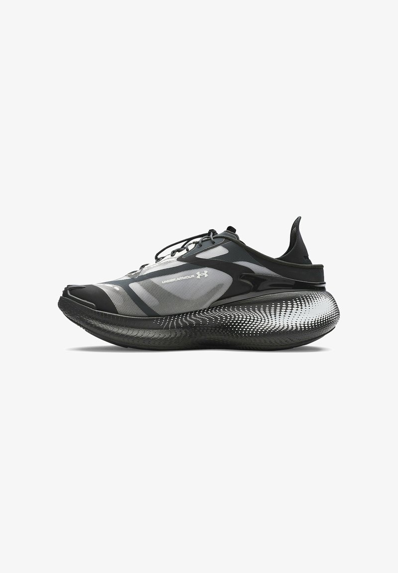 Zwarte en grijze sportieve schoen met een bovenwerk van mesh, een ronde zool met een stippenpatroon en een veilige vetersluiting.