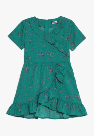 Robe florale verte à manches courtes, ornée de volants le long du décolleté et de l'ourlet, fabriquée en tissu léger avec un motif à pois subtil.