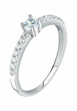 Silberner Verlobungsring mit einem zentralen runden Diamanten und kleineren Diamanten, die entlang des Rings auf beiden Seiten eingefasst sind.