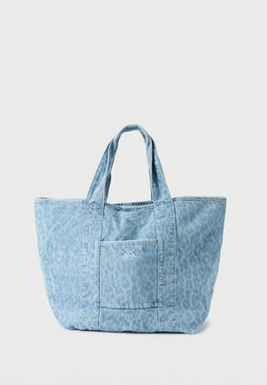 Bolso tote de denim en azul claro con un sutil estampado de leopardo, con dos asas resistentes y un bolsillo frontal con un logo. Textura suave.