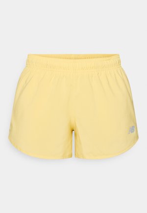 Pantalones cortos deportivos amarillos con una cinturilla elástica y un pequeño logo gris en la parte inferior derecha. Tejido suave, ligero y de corte corto.