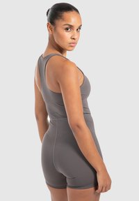 Bodysuit atlético gris con diseño sin mangas y cintura alta, que presenta una textura suave y costuras planas para mayor comodidad.