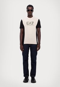 EA7 Emporio Armani Triko s potiskem - whitecap gray