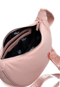 Borsa a tracolla in tessuto rosa chiaro con apertura con zip, caratterizzata da un interno a motivo scuro e un accento di cinturino con marchio.