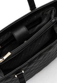 Borsa a tracolla in pelle nera trapuntata con texture liscia, hardware in tono oro e numerosi scomparti interni, tra cui una sezione con zip.