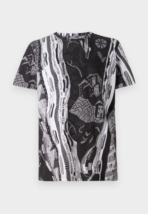 Schwarz-weißes T-Shirt mit kurzen Ärmeln, das ein komplexes Muster aus Gebäuden und Texturen zeigt, mit einem runden Halsausschnitt und lockerer Passform.