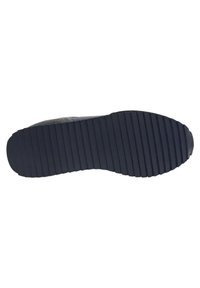 Zwarte rubberen sneakerzool met een gestructureerd oppervlak en horizontale ribbels voor grip. Ronde neus en een lichte kromming bij de hak.