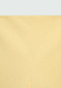 Tessuto giallo con una consistenza liscia e una sottile lucentezza. Presenta cuciture pulite e una silhouette dritta.
