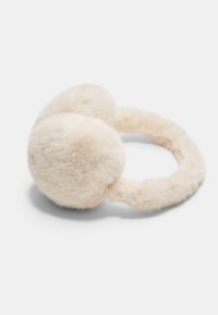 Faux fur ørevarmere i blød cremede farve med to runde, fluffy pom-pom accenter og en fleksibel bånd for en snug pasform.