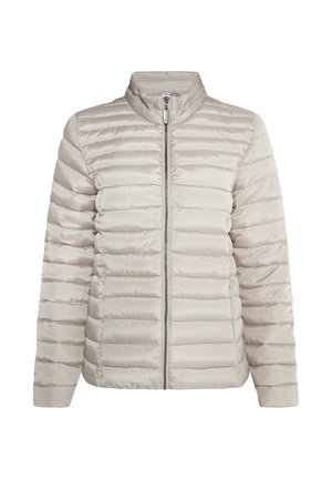 Lichtbeige pufferjack met een hoge kraag, horizontaal gestikt ontwerp, vooraan met ritssluiting en een gladde, glanzende textuur.