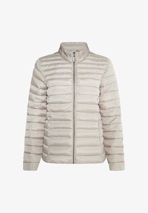 Svetlo béžová prešívaná bunda s vysokým golierom, horizontálnym prešívaním, predným zipsom a hladkou, lesklou textúrou.
