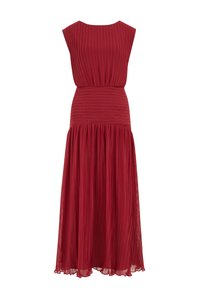 Robe rouge sans manches, longue jusqu'au sol, avec corsage et jupe plissés, taille cintrée et tissu fluide texturé pour un look formel.