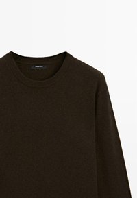 Maglione marrone a maglia con scollatura rotonda, caratterizzato da una morbida texture e un design minimale. L'etichetta riporta "Massimo Dutti."