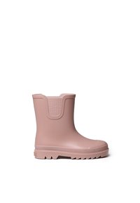 Botte de cheville en caoutchouc rose avec un accent en tissu texturé en haut, présentant une semelle crantée pour l'adhérence et un design à bout rond.