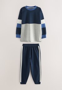 Langærmet farveblok-sweatshirt i navy, grå, blå og hvid med matchende navy joggingbukser med hvide sidelister.