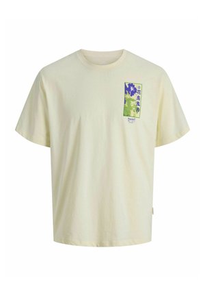 Lichtbeige T-shirt met korte mouwen met een kleine groene en blauwe afbeelding en verticale Japanse tekst op het linkerborstgebied.