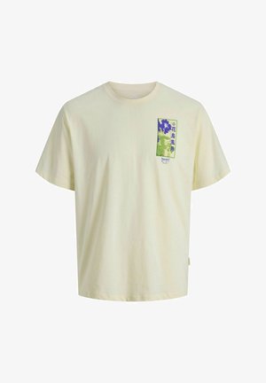 Lichtbeige T-shirt met korte mouwen met een kleine groene en blauwe afbeelding en verticale Japanse tekst op het linkerborstgebied.