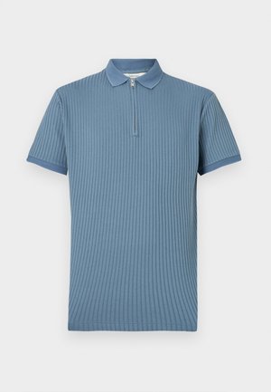 Kurzärmeliges, geripptes blaues Poloshirt mit einem Reißverschluss am Kragen und kontrastierenden Ärmelbündchen, dargestellt auf weißem Hintergrund.