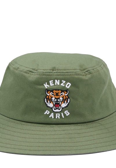 Chapeau seau en coton vert avec un motif tigre brodé et le texte "KENZO PARIS" en blanc et noir autour du dessin.