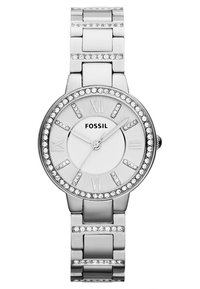 Silberne Edelstahl-Uhr mit rundem Zifferblatt, kristallenen Akzenten, minimalistischen Indexmarkierungen und einem glatten Metallarmband. Marke: Fossil.
