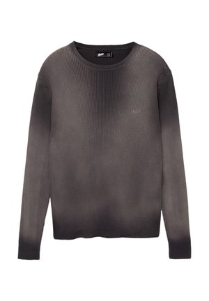 Langærmet, ribbet sweater i gradient nuancer af grå. Har en rund hals og subtil logo-brodering på brystet. Blød tekstur.