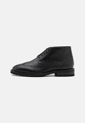 PERO DANILO BROGUE - Pensko med snøring - black