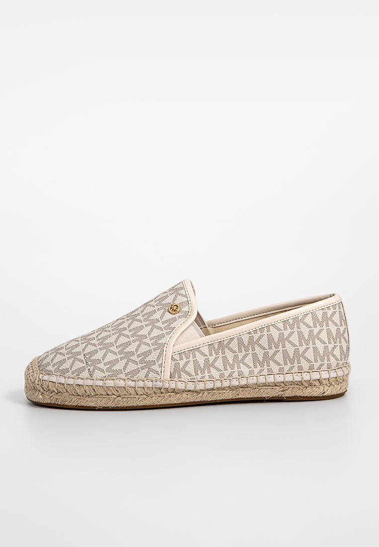 Espadriglia beige slip-on con tessuto testurizzato caratterizzato da un motivo MK su tutta la superficie, suola in juta intrecciata e cuciture a contrasto lungo il bordo.
