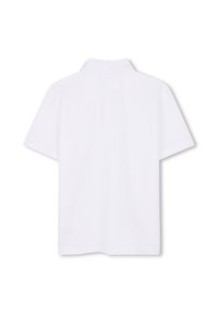 Polo shirt bianco realizzato in tessuto traspirante, con colletto classico e maniche corte, caratterizzato da una superficie liscia e pulita.