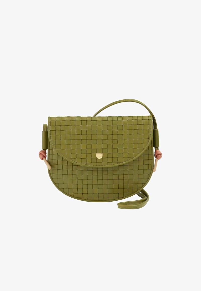 Borsa intrecciata verde oliva con alette arcuate, tracolla regolabile e hardware dorato. Presenta una superficie testurizzata e accenti decorativi a nodo.
