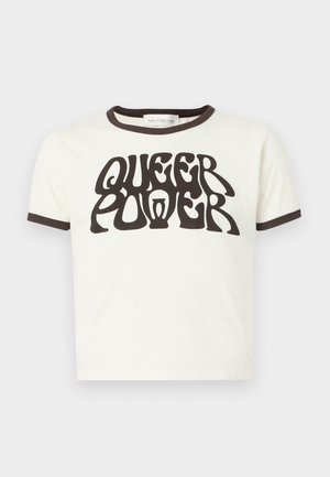 Witte korte mouw t-shirt met zwarte bies aan de mouwen en kraag, met gedurfde zwarte gestileerde tekst "QUEER POWER" op de voorkant.
