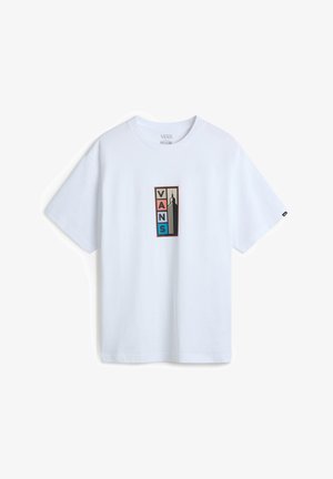 Witte katoenen T-shirt met een rechthoekige grafische afbeelding met "VANS" in blauw, roze en bruin, en een gestileerd gebouwontwerp. Korte mouwen.