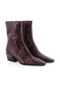 Burgunderfarbene Lackleder-Stiefeletten mit strukturiertem Finish, spitzen Zehen und mittelhohem Blockabsatz. Verfügt über einen seitlichen Reißverschluss.