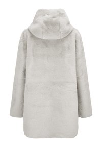 Hellgrauer, langärmeliger Kunstfellmantel mit hohem, umgeschlagenem Kragen, von hinten auf einem weißen Hintergrund gezeigt.