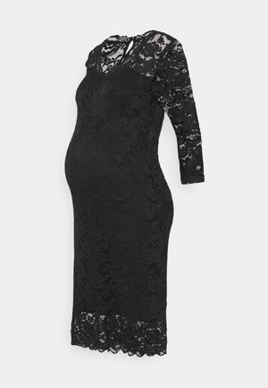 Melnas mežģīņu grūtniecības kleita ar trim ceturtdaļsleevēm, ar ziedu rakstu, V veida dekoltē un viļņotu apakšmalu papildu detaļām.