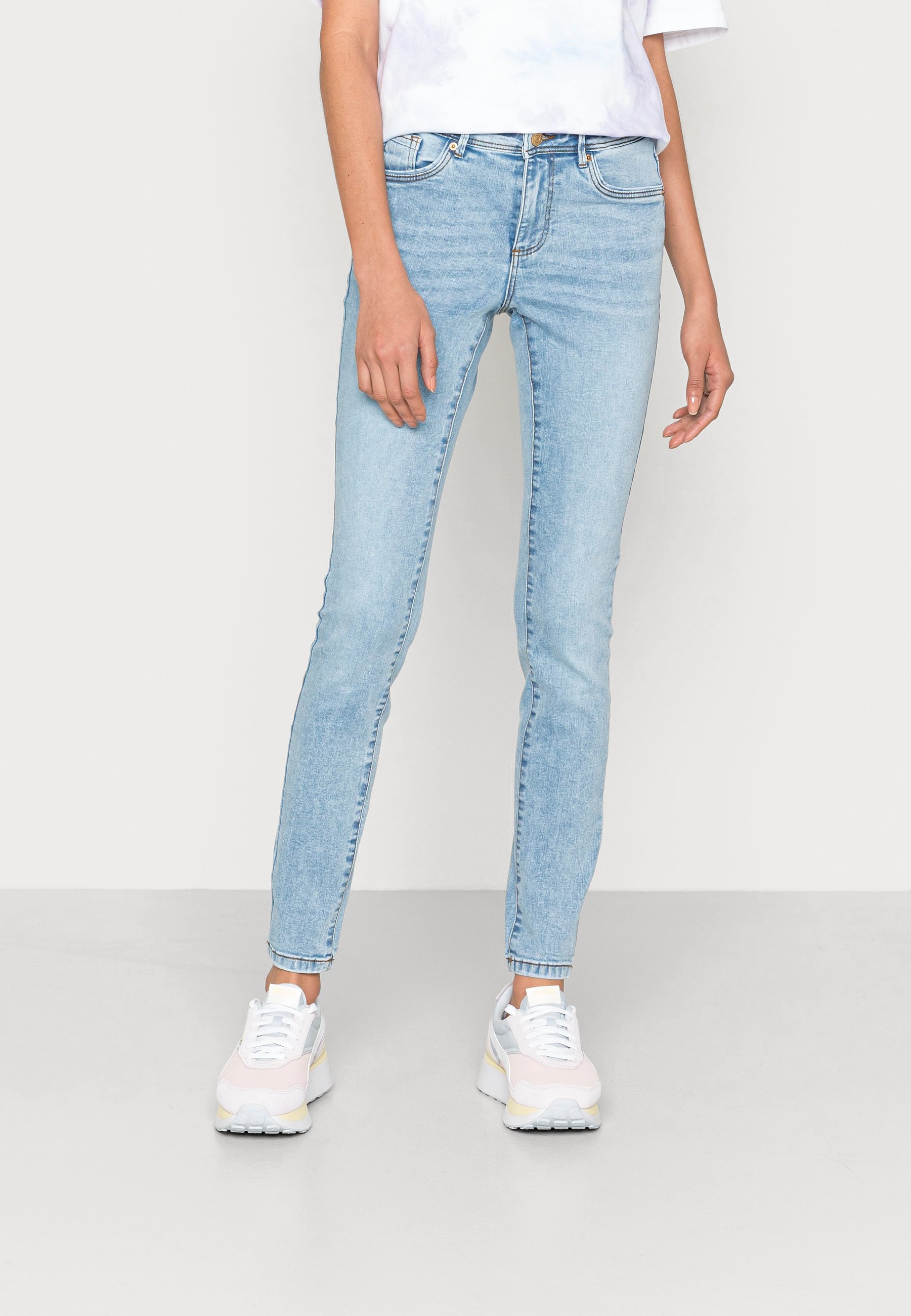 Vero Moda PIPING NOOS - Aptempti džinsai - light blue denim/šviesiai mėlyno  džinso - Zalando.lt