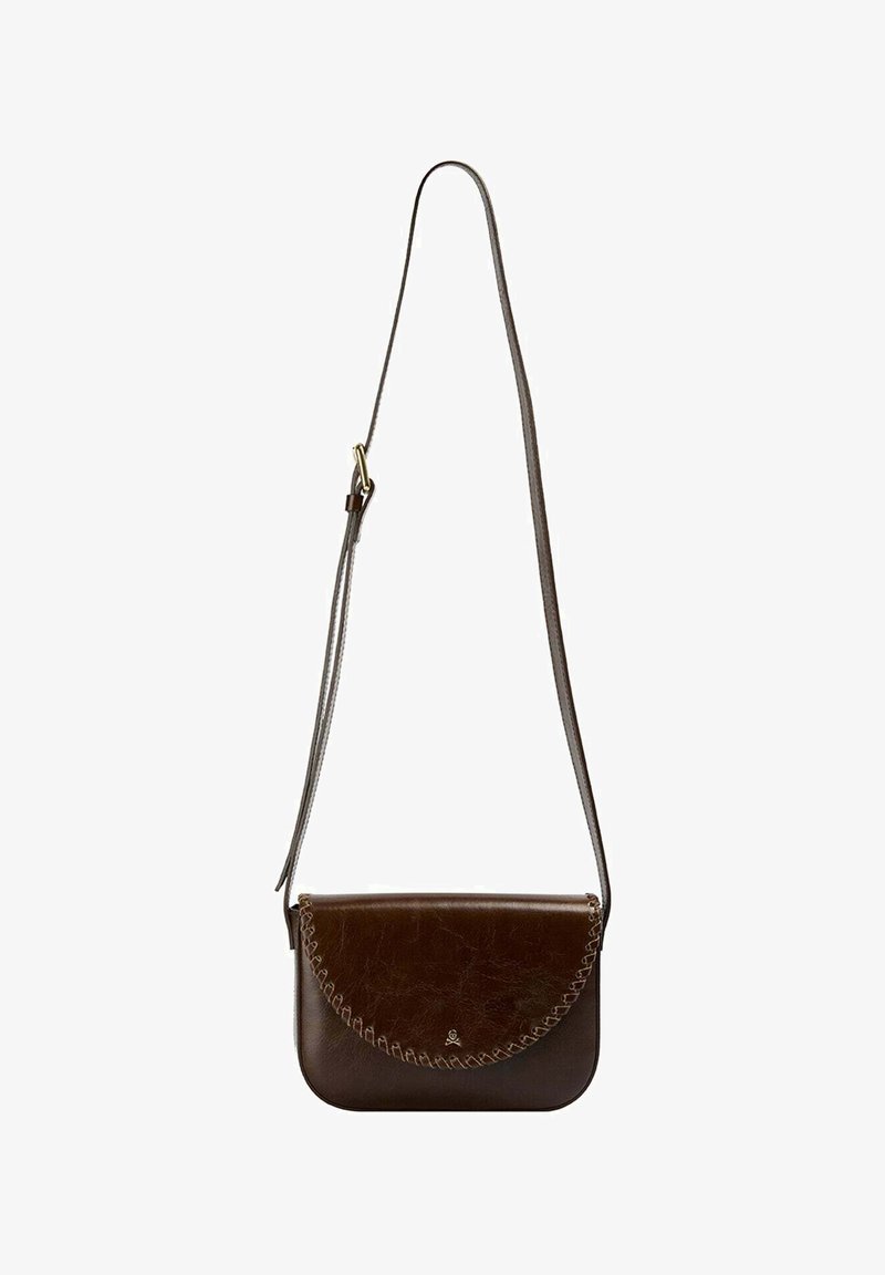 Sac bandoulière en cuir marron foncé avec rabat incurvé, couture décorative le long du bord et bandoulière ajustable avec boucle.