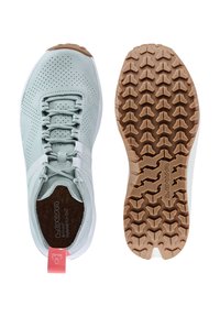 Scarpe sportive azzurro chiaro con upper in suede perforato, lacci bianchi e suola in gomma con un motivo di battistrada multidirezionale.
