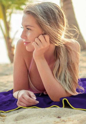 HAND FÜR URLAUBER - Beach towel - lila   gelber rand