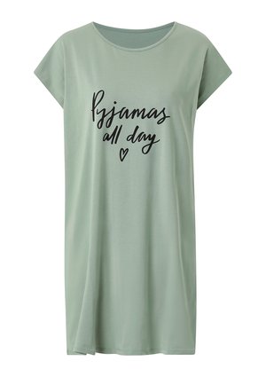 Camisa de noche de manga corta color verde claro con texto en cursiva negra "Pijama todo el día" y un pequeño corazón debajo del texto.